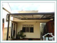 Cerramiento de duplex con pergolas de vidrio antirruido.